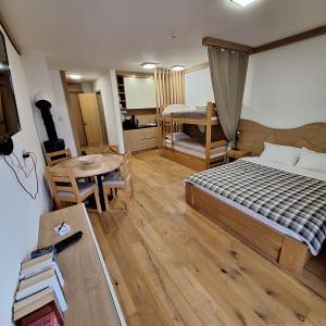 Giường trong phòng chung tại Aparthotel Vucko Apartman D444 private host