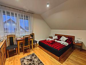 Una cama o camas en una habitación de Apartamenty u Beci I Cyryla