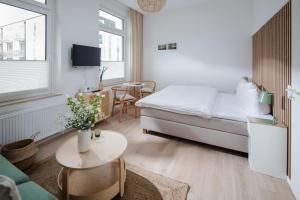 诺德奈Bismarck 1884 B6的一间有一张床和一张桌子的小房间