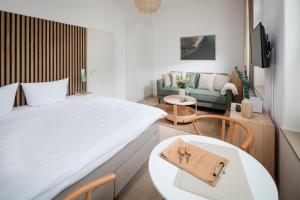 诺德奈Bismarck 1884 B6的配有床、桌子和沙发的房间