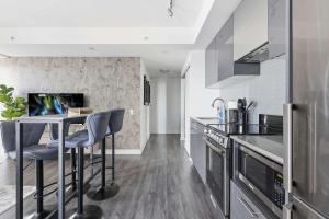 Una cocina o kitchenette en Modern Downtown Gem 1BR Condo Near Eaton Centre