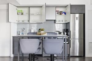 Una cocina o kitchenette en Modern Downtown Gem 1BR Condo Near Eaton Centre