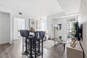 Una televisión o centro de entretenimiento en Modern Downtown Gem 1BR Condo Near Eaton Centre 20 fotos más