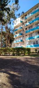 un grande condominio con alberi di fronte di Departamento en Condominio Bosques de El Tabo a El Tabo