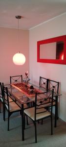 un tavolo da pranzo con due sedie e una luce di Departamento en Condominio Bosques de El Tabo a El Tabo
