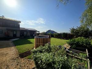 Un patio con un cubo de basura y una casa en Villa Gshur, en Eli Ad