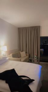 Un dormitorio con una cama, un sofá y un televisor. en Nice guest apartment within walking distance to Kalmar central station, en Kalmar