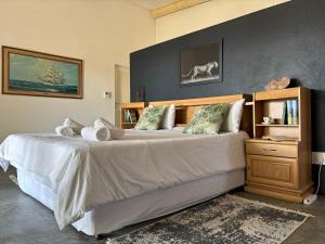 Un pat sau paturi într-o cameră la 3 ALOES GUESTHOUSE