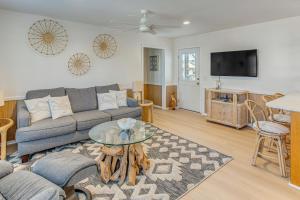 Μια τηλεόραση ή/και κέντρο ψυχαγωγίας στο Steps to Sand! Home with 3 Decks in Sunset Beach