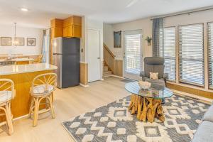 Η κουζίνα ή μικρή κουζίνα στο Steps to Sand! Home with 3 Decks in Sunset Beach