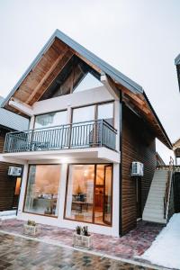 una casa con un balcón encima en VM Apartments Zabljak, en Razvršje 51 fotos más