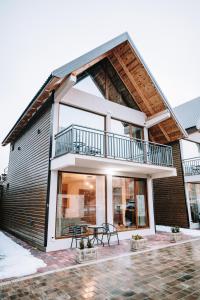 Casa con balcón y mesa en VM Apartments Zabljak, en Razvršje