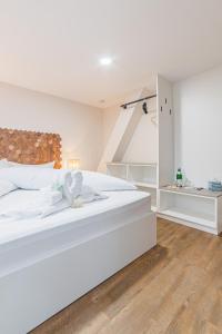 エッカーンフェルデにあるHotel Seepferdchen Zimmer 1 Eckernförde Self-Check-Inの白い大きなベッドルーム(大きな白いベッド付)