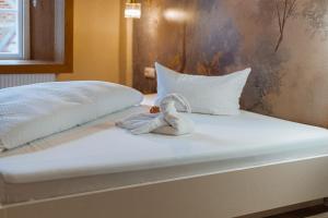 Un pat sau paturi într-o cameră la Hotel Seepferdchen Zimmer 5 Eckernförde +1 fotografie