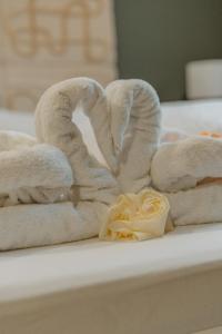 un grupo de toallas sentadas en una mesa en Hotel Seepferdchen Zimmer 6 Eckernförde Self-Check-In, en Eckernförde 7 fotos más