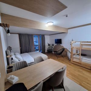 Postel nebo postele na pokoji v ubytování Apartman 452 sa pogledom na stazu Hotel Vučko private host