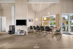 Et tv og/eller underholdning på Ferienhaus Poolhaus Schönhagen