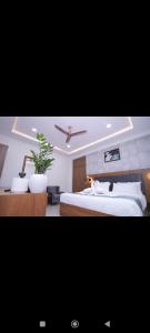 Postel nebo postele na pokoji v ubytování 69th Heaven Hotel