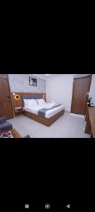 Postel nebo postele na pokoji v ubytování 69th Heaven Hotel