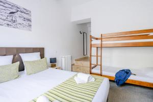 um quarto com duas camas e um beliche em Maison des Croisades em Aigues-Mortes