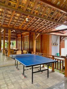 Sokkyo Homestay Kaliurang في Ngemplak: طاولة تنس في منتصف الغرفة