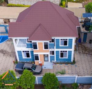 een model van een huis met een rood dak bij Lizabon Apartment Arusha in Nkoanrua