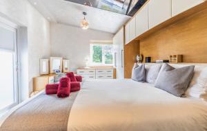 um quarto com uma grande cama branca com travesseiros vermelhos em Hot Tub and Garden Spacious Unique 3 Bed House em Allesley