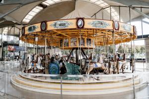 un grupo de personas sentadas en un carrusel en Crowne Plaza Geelong by IHG, en Geelong 6 fotos más