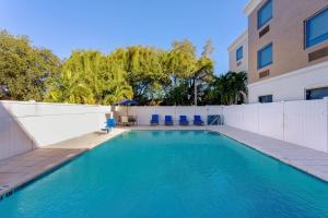 Πισίνα στο ή κοντά στο Holiday Inn Express & Suites Lantana by IHG