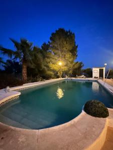 Una piscina en un patio por la noche. en Eco house in the Valley, en Murcia