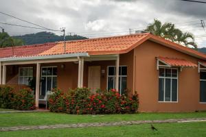 Το κτήριο όπου στεγάζεται  η παραθεριστική κατοικία