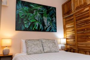 Ένα ή περισσότερα κρεβάτια σε δωμάτιο στο Jaco 1BD Getaway AC Pool Walk to Beach & Town +48 φωτογραφίες