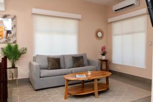 Χώρος καθιστικού στο Jaco 1BD Getaway AC Pool Walk to Beach & Town