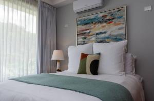 Ένα ή περισσότερα κρεβάτια σε δωμάτιο στο 2BD Family Escape Gated AC Terrace Pools +59 φωτογραφίες