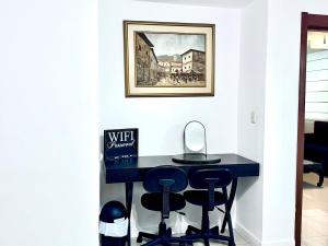 瓜亚基尔Exclusive Suite in Puerto Santa Ana的墙上一张桌子