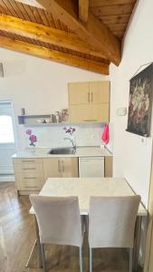 Η κουζίνα ή μικρή κουζίνα στο To Agnanti