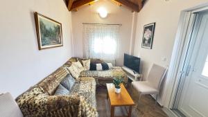 Χώρος καθιστικού στο To Agnanti