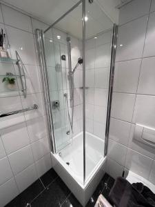 Et badeværelse på Modernes Apartment mit Traumhaftem Blick ins Grüne + 32 billeder