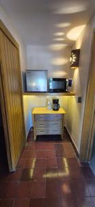 Kuchyň nebo kuchyňský kout v ubytování Sandy Shores Cabaña 7A