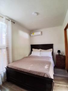a bedroom with a bed in a room with a window at Colibrí Villa, 800 m from Beach in Uvita
