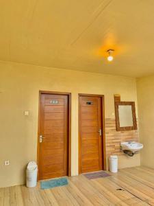 Sokkyo Homestay Kaliurang في Ngemplak: حمام بابين خشبي ومغسلة +28 صورة