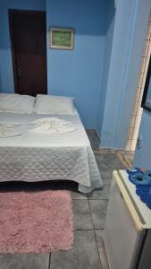 sypialnia z łóżkiem i różowym dywanem w obiekcie pousada top mix apt 302 w mieście Florianópolis