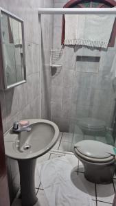 łazienka z umywalką i toaletą w obiekcie pousada top mix apt 302 w mieście Florianópolis