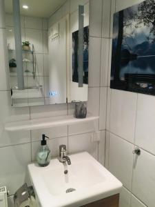 Et badeværelse på Modernes Apartment mit Traumhaftem Blick ins Grüne