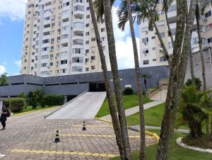 ein Skatepark vor einem Gebäude mit Palmen in der Unterkunft Apartamento SUN - Barra Norte in Balneário Camboriú