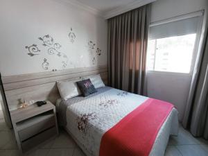 ein kleines Schlafzimmer mit einem Bett und einem Fenster in der Unterkunft Apartamento SUN - Barra Norte in Balneário Camboriú + 29 Fotos