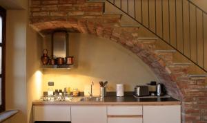 un arco en una cocina con fregadero en Casa Cucco, en Serralunga d'Alba
