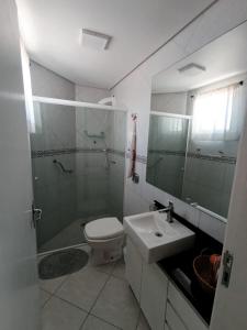 ein Badezimmer mit Toilette, Dusche und Waschbecken in der Unterkunft Apartamento SUN - Barra Norte in Balneário Camboriú