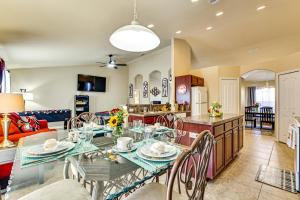 Nhà bếp/bếp nhỏ tại 4 Mi to Weeki Wachee Springs! Fun-Filled Home