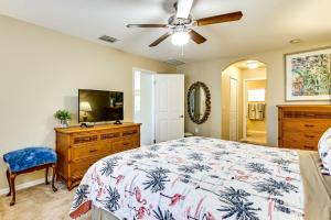 Giường trong phòng chung tại 4 Mi to Weeki Wachee Springs! Fun-Filled Home